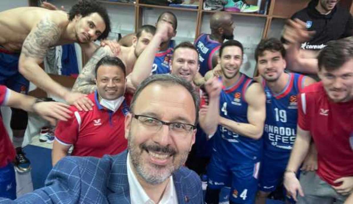 Kasapoğlu'undan Anadolu Efes'e fotoğraflı tebrik