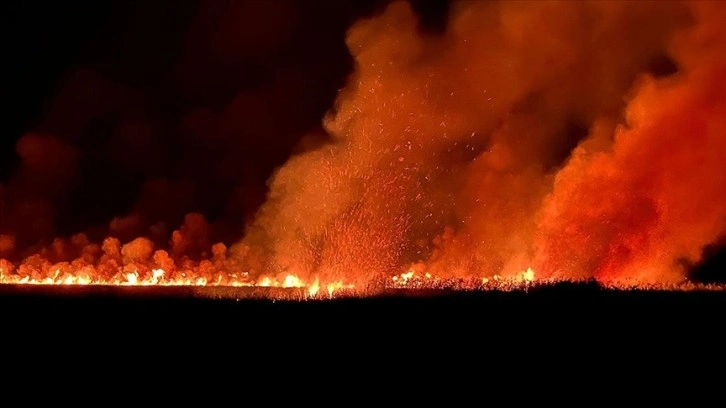 Kaş'ta sazlık alanda çıkan yangına müdahale ediliyor