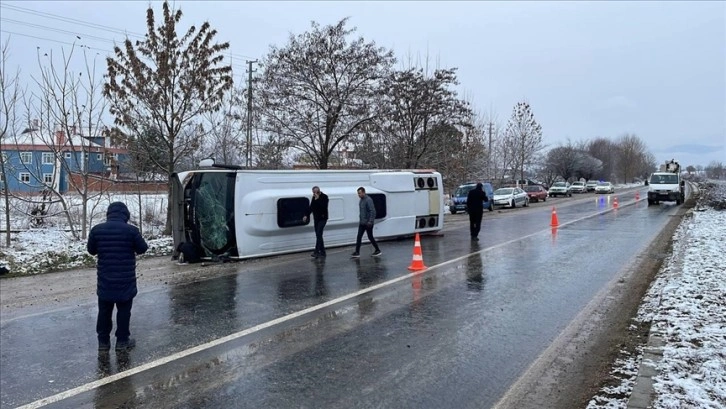 Kastamonu'da cenazeye gidenleri taşıyan otobüs devrildi, 13 kişi yaralandı