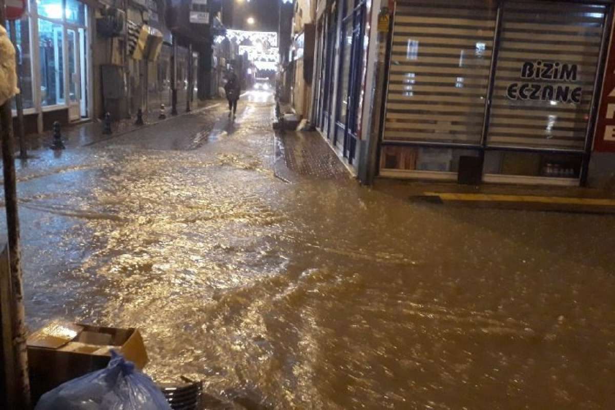 Kastamonu'da sağanak etkili oldu, cami ve iş yerlerini su bastı