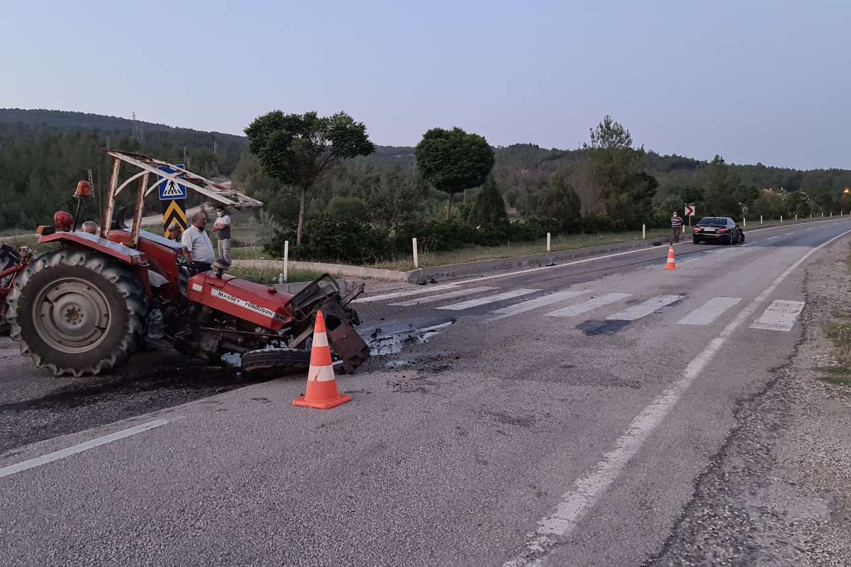 Kavşağa dönüş yapan traktöre çarptı: 2 yaralı