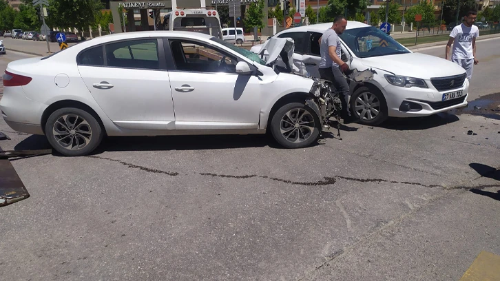 Kavşakta çarpışan otomobillerin sürücüleri yaralandı