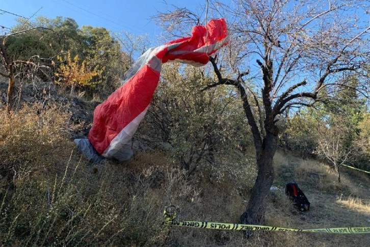 Kayalık alana düşen paraşütçü hayatını kaybetti