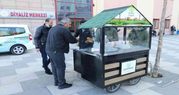 Kayapınar Belediyesi’nden haftanın 6 günü boyunca sıcak çorba ikramı