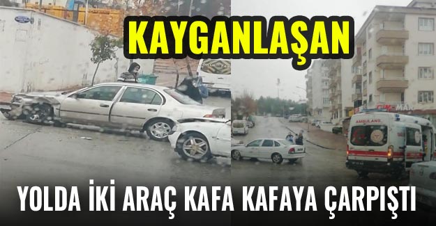 Kayganlaşan yolda iki araç kafa kafaya çarpıştı