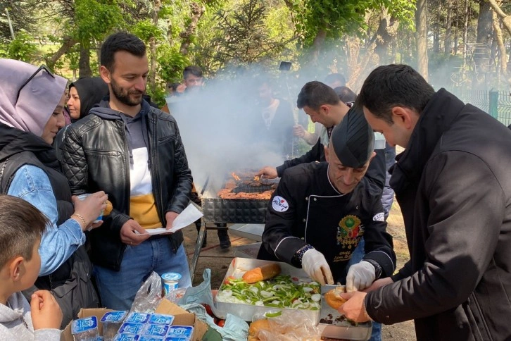 Kaymakam mangalın başına geçti, pişirdiklerini elleriyle ikram etti