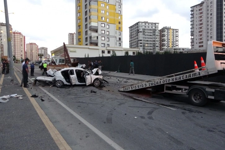 Kayseri'de 3 araç çarpıştı, ortalık savaş alanına döndü: 1'i ağır 3 yaralı