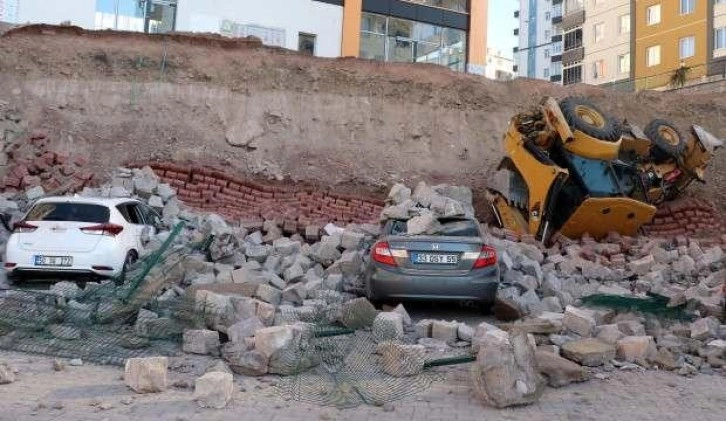 Kayseri'de istinat duvarı çöktü!