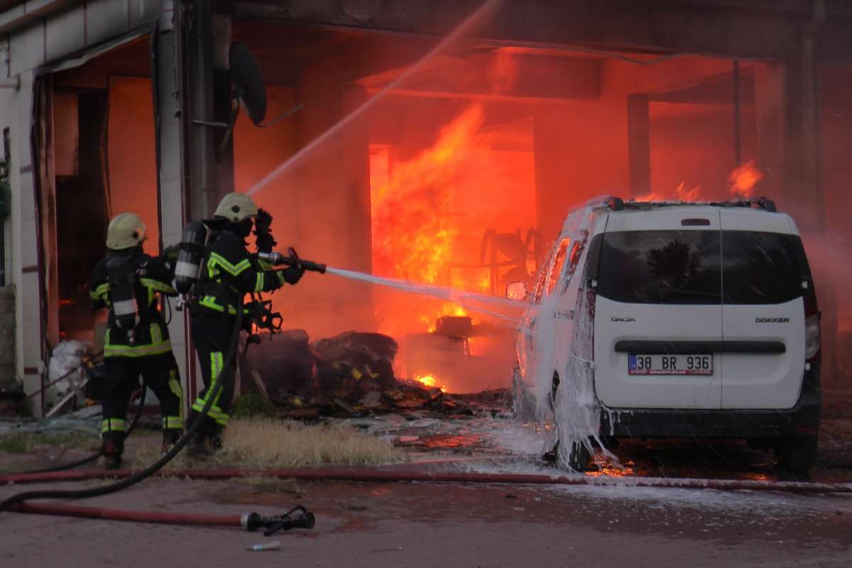 Kayseri'de kozmetik malzemeleri bulunan iş yerinde yangın