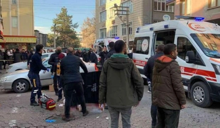 Kayseri'de sokak ortasında dehşet: 2 ölü, 1 yaralı