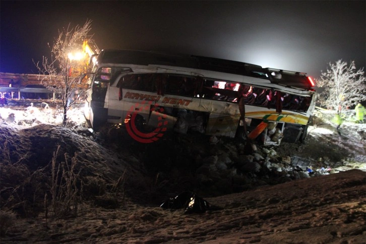 Kayseri'de yolcu otobüsü şarampole devrildi: 4 ölü, 24 yaralı