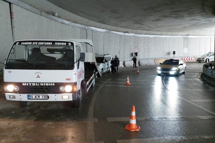 Kaza sonrası aracındaki hasara bakarken başka bir aracın çarptığı sürücü hastanelik oldu