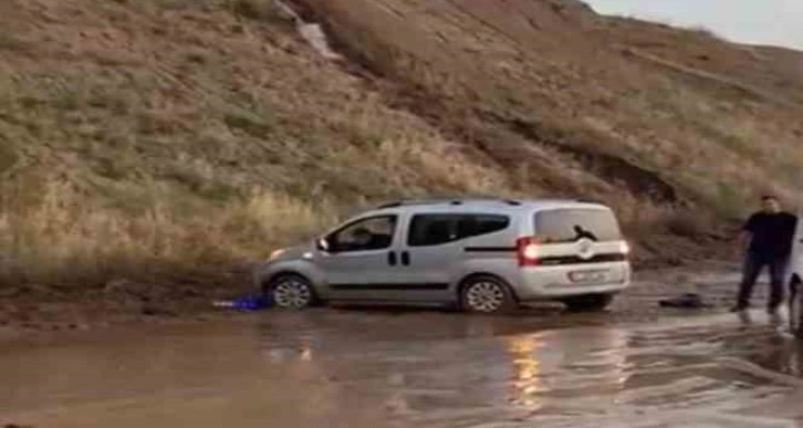 Kaza yapan aracı, arama-kurtarma ekibi çıkardı