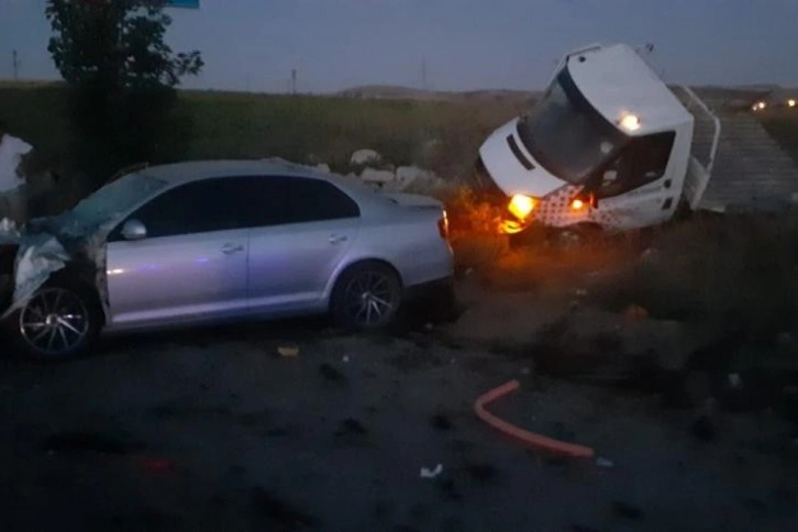 Kaza yapan kamyonet karşı yönden gelen otomobille kafa kafaya çarpıştı: 4'ü ağır 5 yaralı