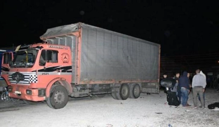 Kaza yapan kamyonun kasasından 80 düzensiz göçmen çıktı