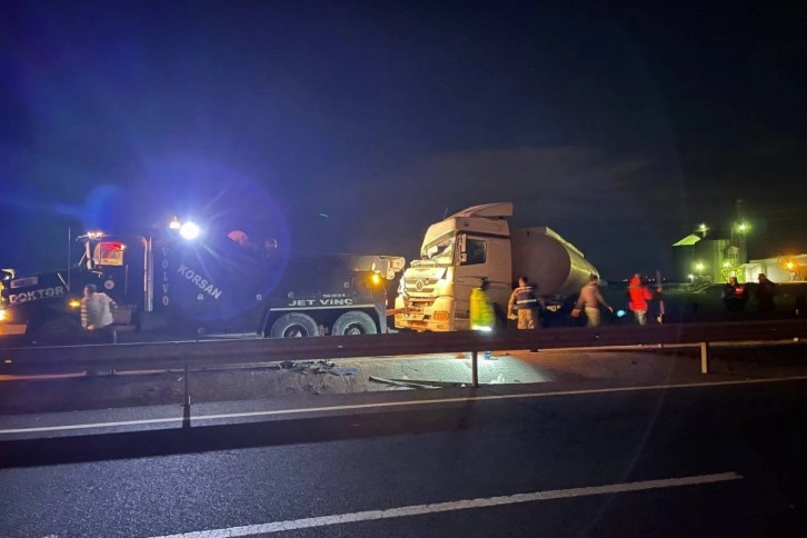 Kaza yapan yakıt yüklü tanker ekipleri alarma geçirdi