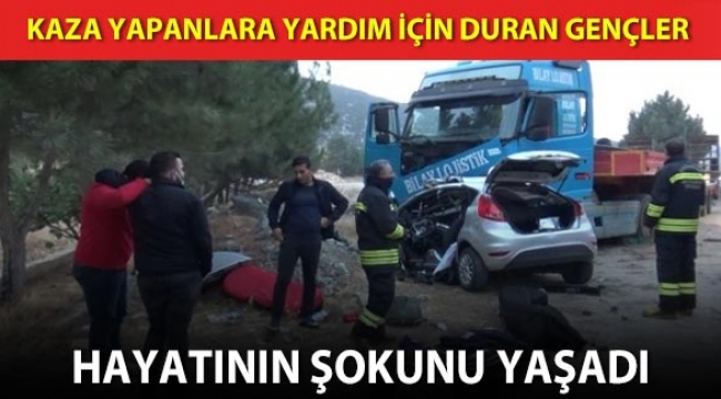 Kaza yapanlara yardım için duran gençler hayatının şokunu yaşadı