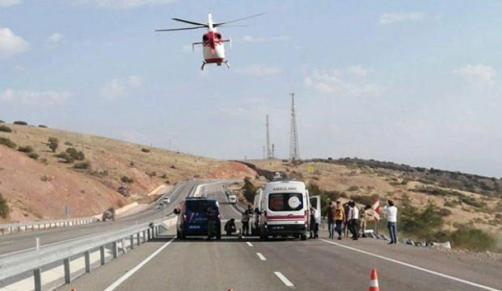 Kazada yaralanıp, ambulans helikopterle hastaneye ulaştırıldılar