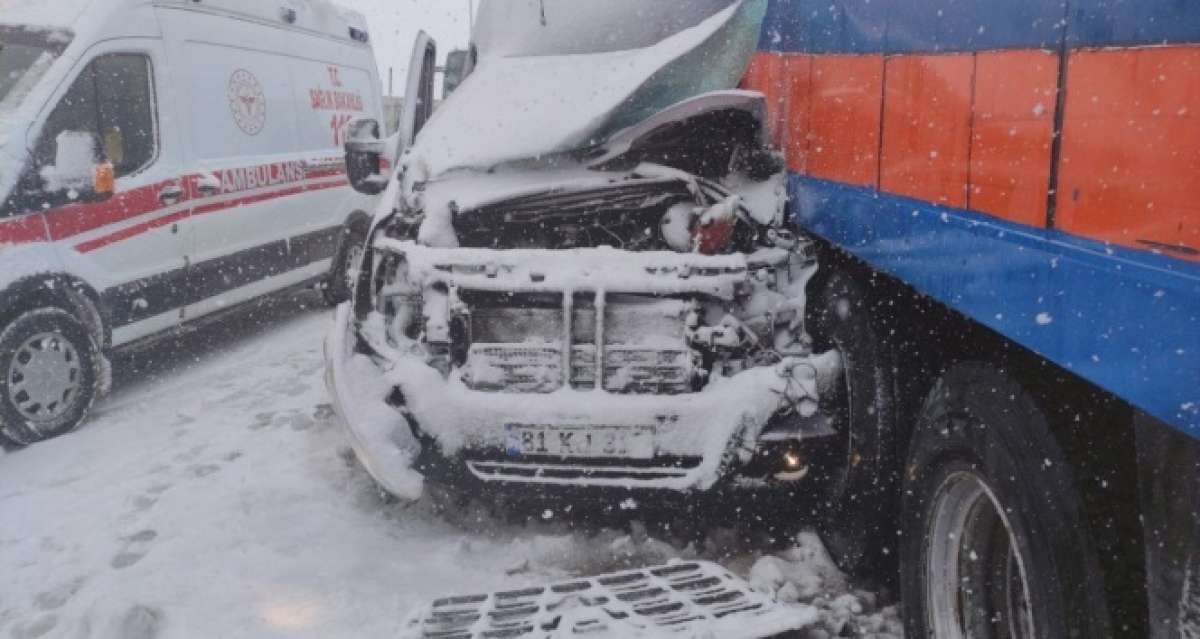 Kazalar otoyolu trafiğe kapattı