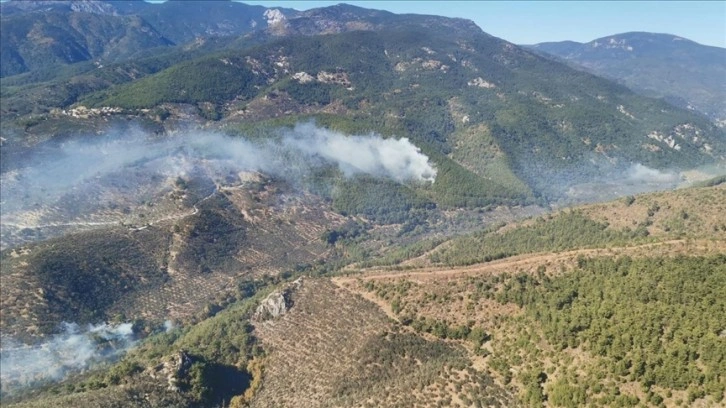 Kazdağları'nda çıkan orman yangınına havadan ve karadan müdahale ediliyor