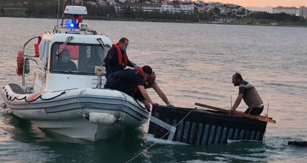 Kendi yaptıkları sal ile denizde mahsur kaldılar