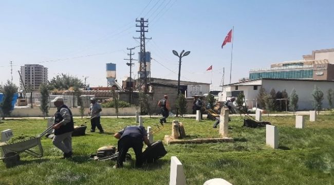 Kilis'te parkların bakımı 40 dereceyi aşan sıcağa rağmen aksamıyor