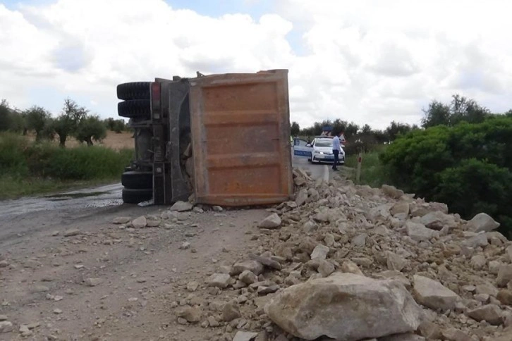 Kilis’te hafriyat kamyonu devrildi yol trafiğe 1.5 saat kapandı