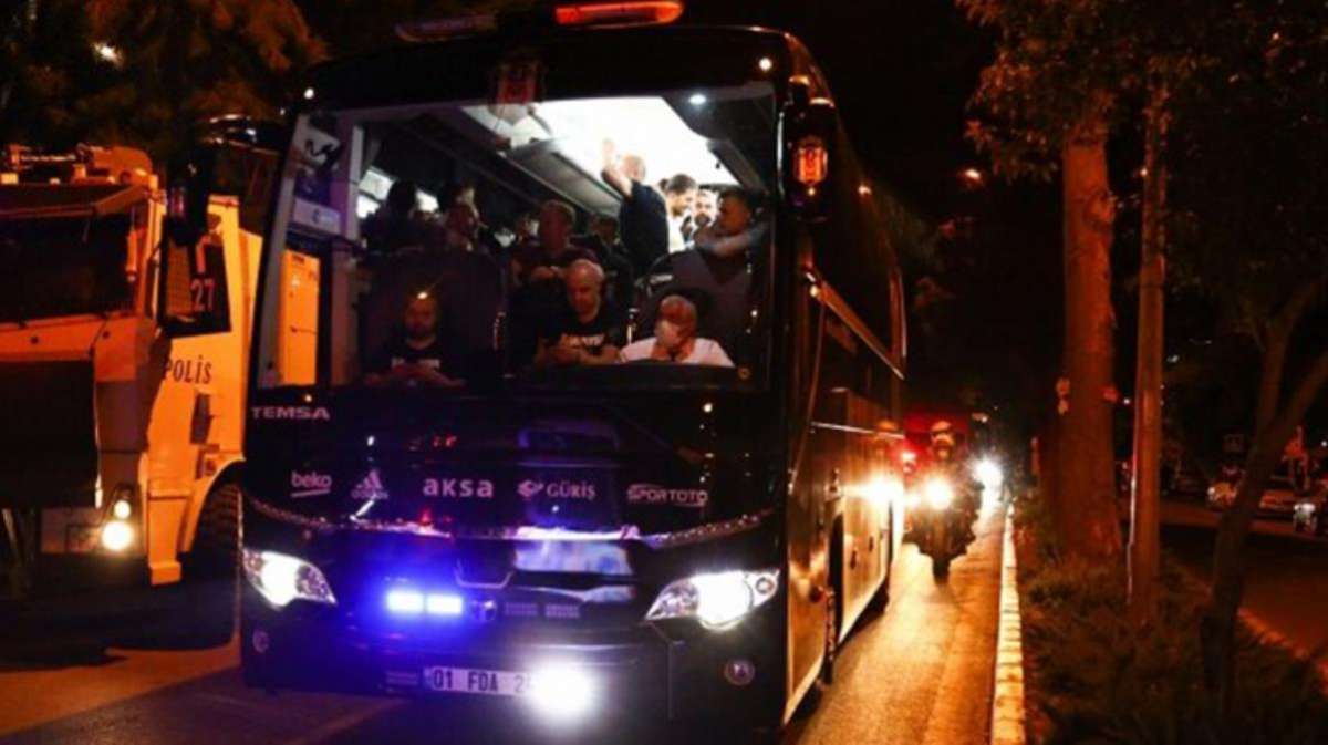 Kimse ne olduğunu anlayamadı! Bir anda ortaya çıkıp Beşiktaş kafilesine taşlarla saldırdılar