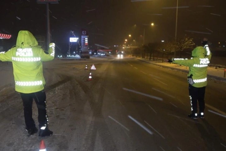 Kırıkkale-Kırşehir kara yolu tır geçişlerine kapatıldı