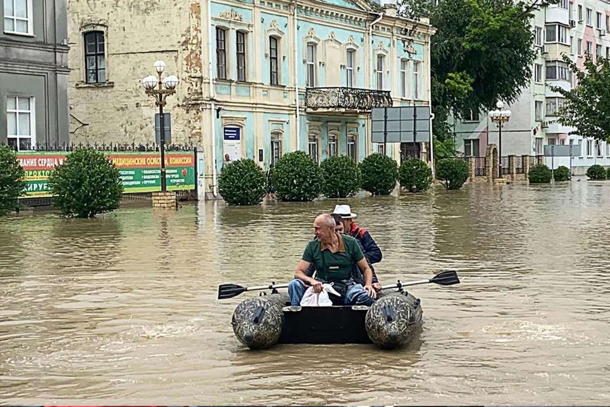 Kırım Valisi sel basan sokakları botla gezdi, ekipler 