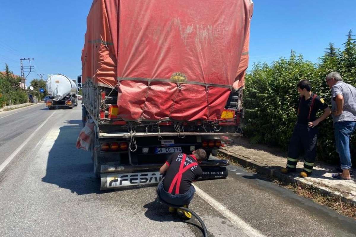 Kırklareli'nde seyir halindeki tırın dorsesi alev aldı