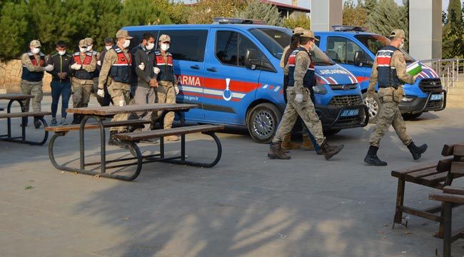 Kırmızı biber almaya gelen kişiyi darp edip parasını gasp eden 4 şüpheli tutuklandı