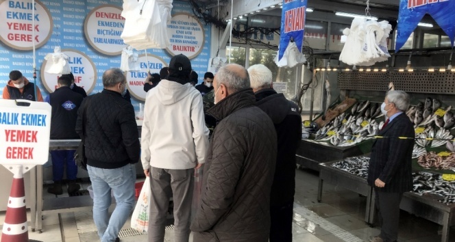 Kısıtlama günü, balık tezgahlarına vatandaşlardan yoğun ilgi