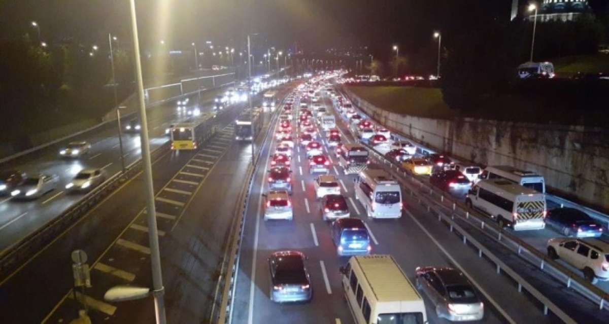 Kısıtlama sonrası İstanbul'da trafik yoğunluğu başladı