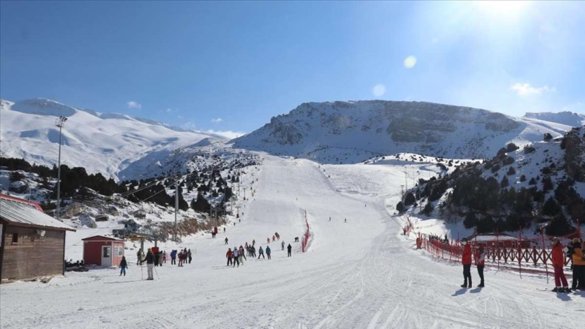 Kısıtlamadan muaf tutulan turistler Ergan Dağı Kayak Merkezi'nin keyfini çıkardı