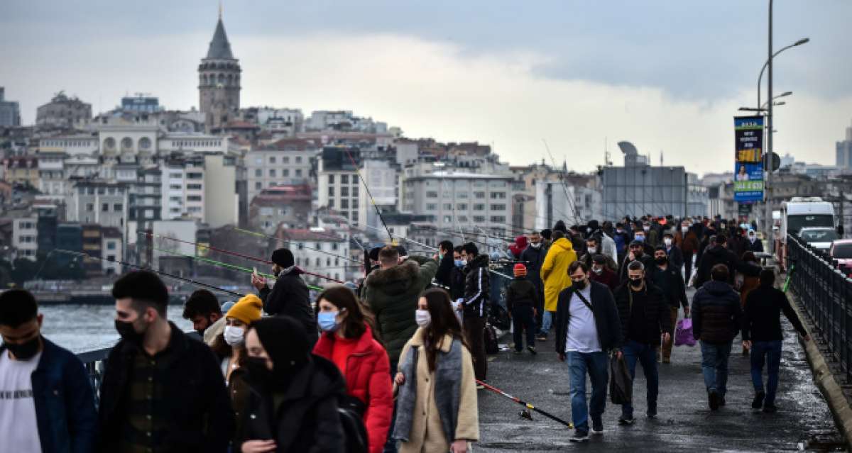 Kısıtlamasız ilk cumartesinde vatandaşlar Eminönü'ne akın etti