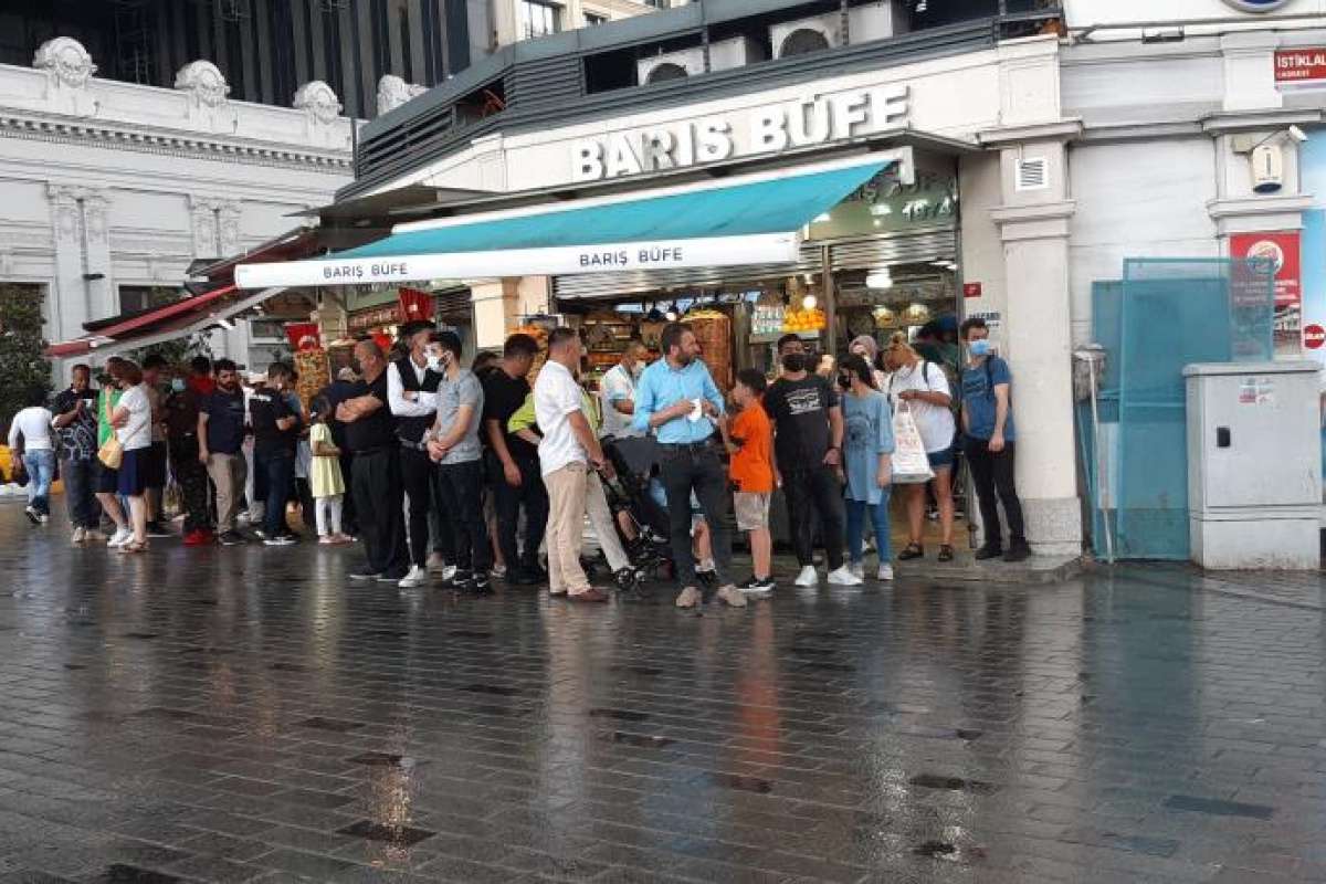 Kısıtlamasız ilk pazar günü Taksim'e çıkanlar yağmura yakalandı