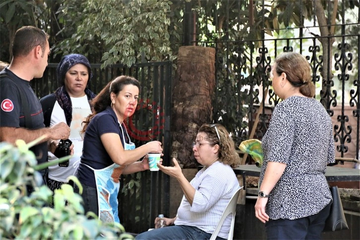 Kızartma yaparken çıkan yangını havlu ile söndürmek istedi, kendisini dışarı güçlükle attı