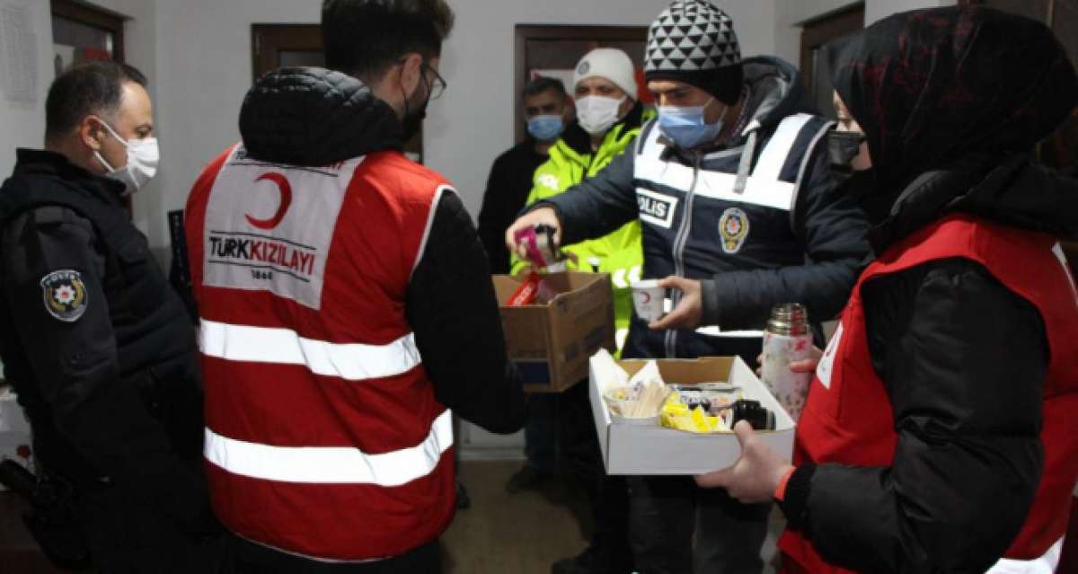 Kızılay'dan nöbetteki polislere çay-kahve ikramı