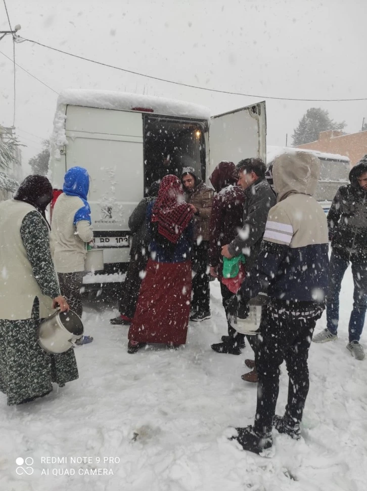 Kızıltepe öğretmenevi Beş bin alleye sıcak yemek dağıttı.