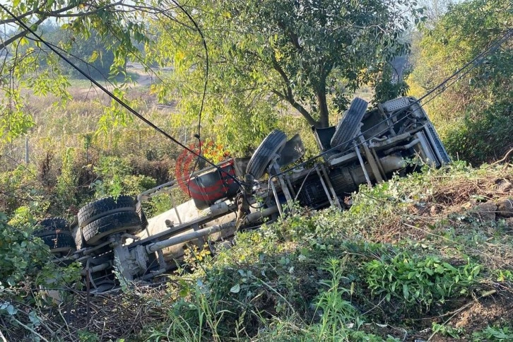 Kocaeli'de beton mikseri devrildi: 1 yaralı