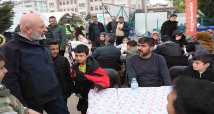 Kocasinan, Türkoğlu’nda her gün bin kişiye iftar yemeği ile 16 bin sıcak ekmek dağıtıyor