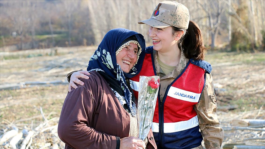 Kolluk kuvvetlerinin sıcak yüzü fotoğraf karelerine yansıdı