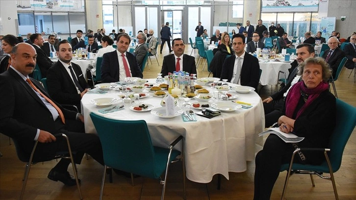 Köln'de Türkler ve Almanlar birlikte iftar yaptı