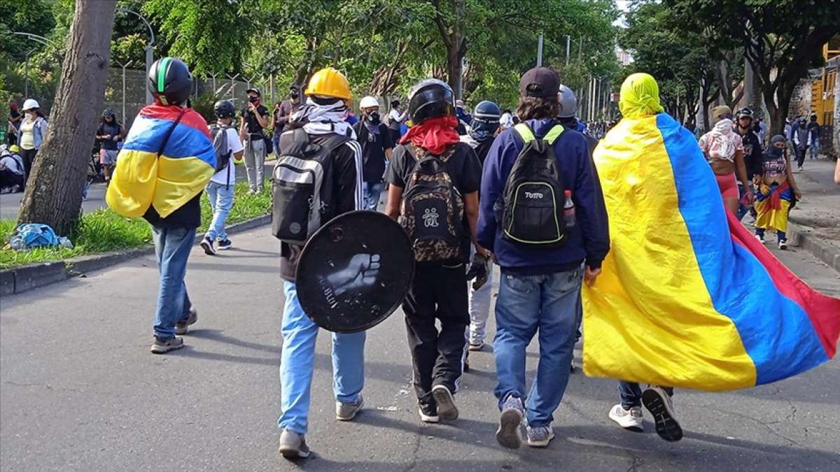 Kolombiya'da binlerce kişi hükümeti protesto etti