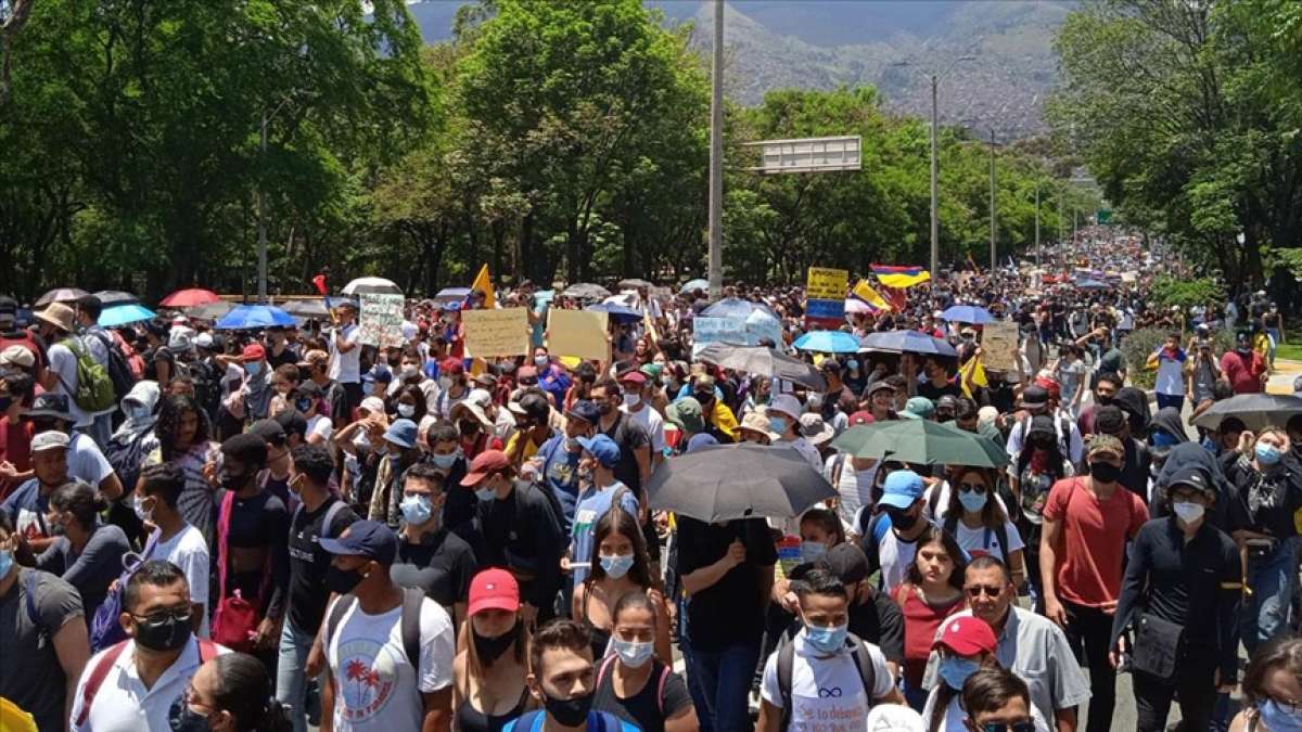 Kolombiya'da gösterilere neden olan vergi reformuyla daha fazla vergi toplanması amaçlanıyor