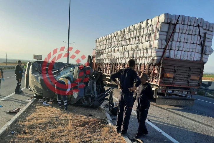 Kontrolden çıkan araç karşı şeride geçti: 2 ölü