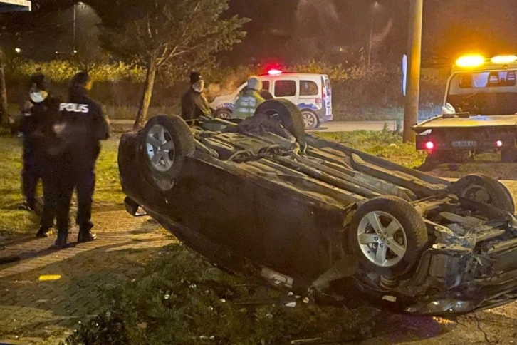 Kontrolden çıkan otomobil Adliye'nin önünde takla attı, sürücü olay yerinden kaçtı