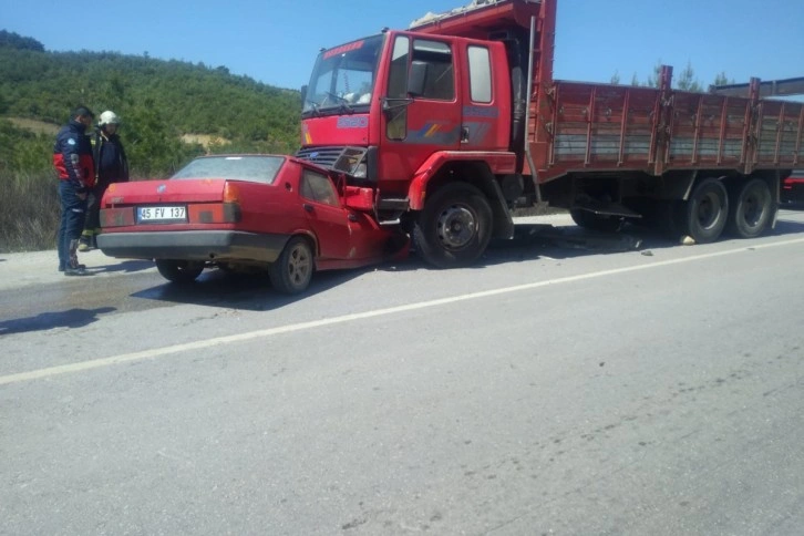 Kontrolden çıkan otomobil kamyonla kafa kafaya çarpıştı