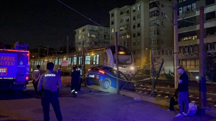 Kontrolden çıkan otomobil Marmaray'ın tel örgüsünde asılı kaldı